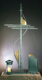 Grabkreuz 8160 - Schönes modernes Schmiedekreuz in hervorragender Qualität.
Schmiedeeisen mit Bronze kombiniert. Größe: 137x65 cm
